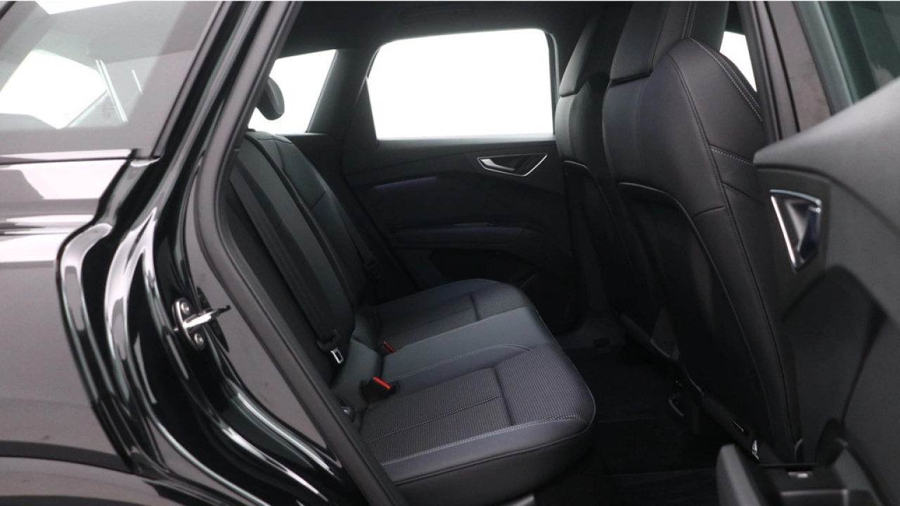 Audi Q4 e-tron 45 quattro S Edition 82 kWh | Assistentie Plus | Zwart optiek | Carplay |