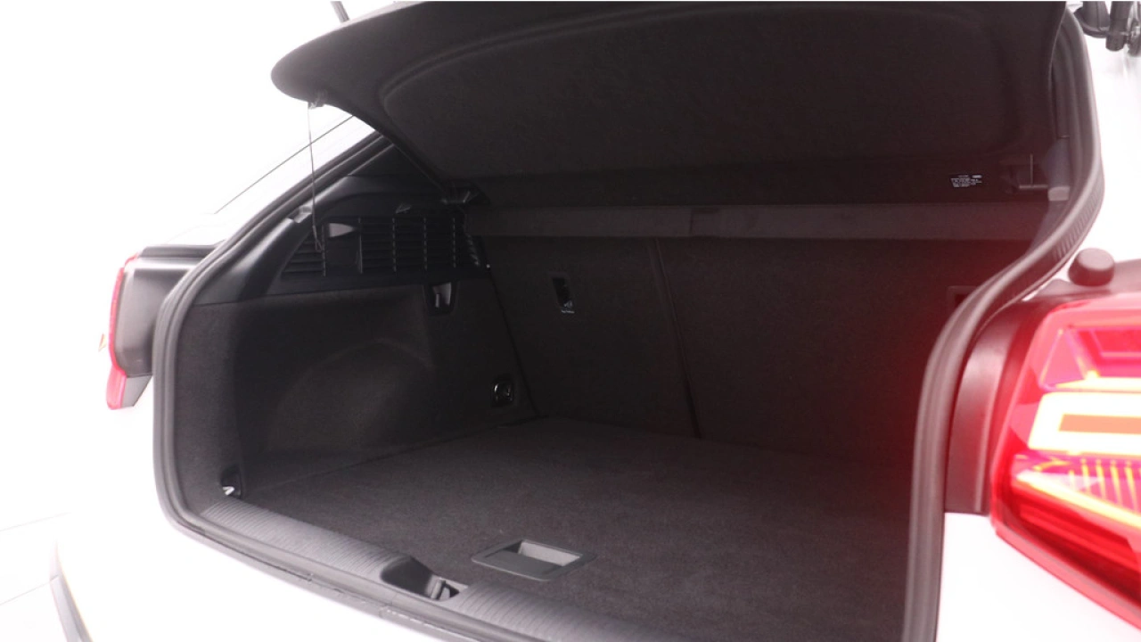 Audi Q2 35 TFSI S Edition | Adaptive cruise | Stoelverwarming | Zwart optiek |