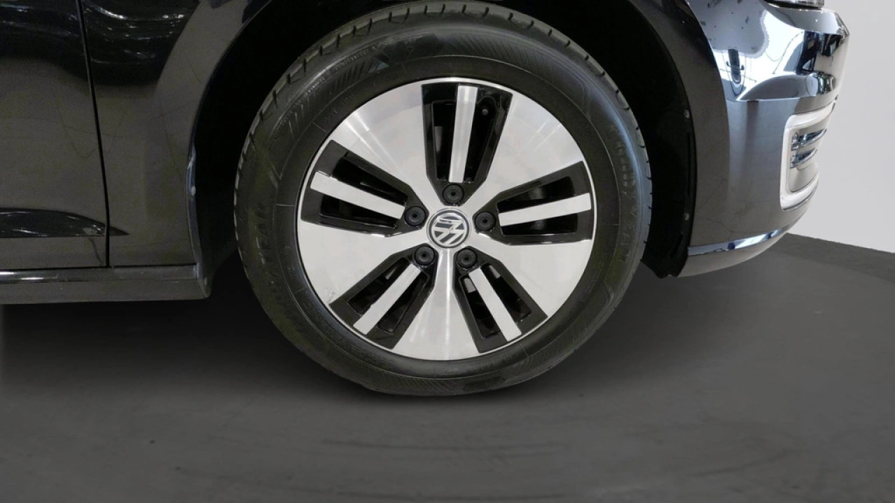 Volkswagen e-Golf E-DITION | 49.000 KM! | LED | Parkeersensoren | Navigatie |
