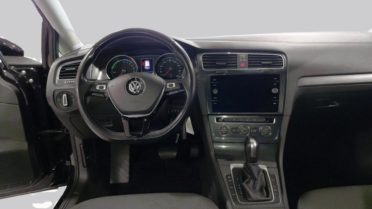 Volkswagen e-Golf E-DITION | 49.000 KM! | LED | Parkeersensoren | Navigatie |
