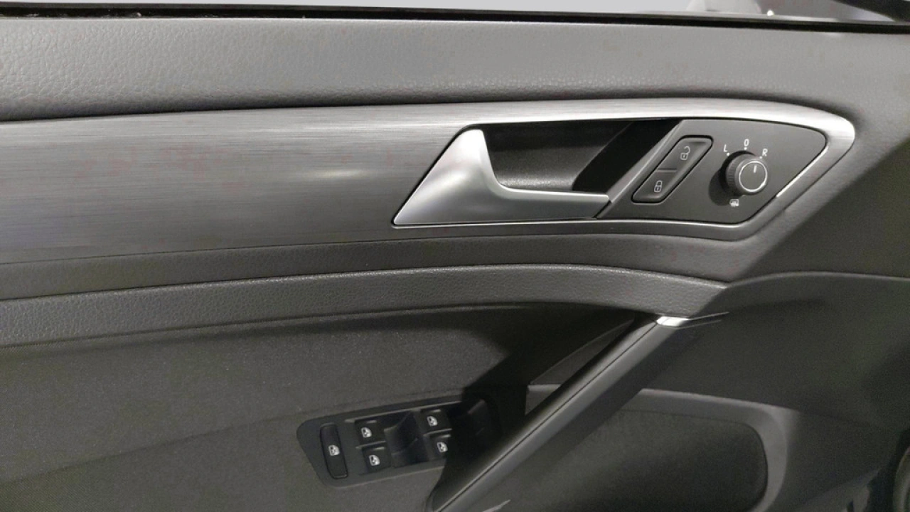 Volkswagen e-Golf E-DITION | 49.000 KM! | LED | Parkeersensoren | Navigatie |