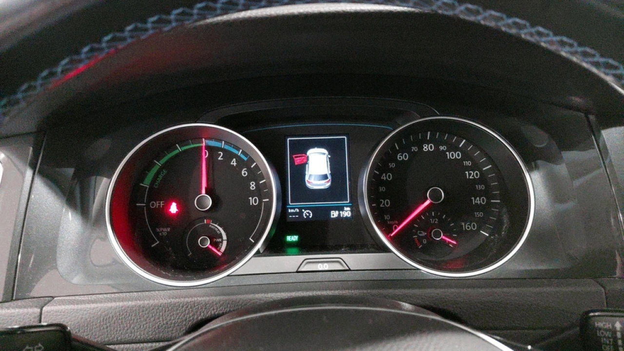 Volkswagen e-Golf E-DITION | 49.000 KM! | LED | Parkeersensoren | Navigatie |