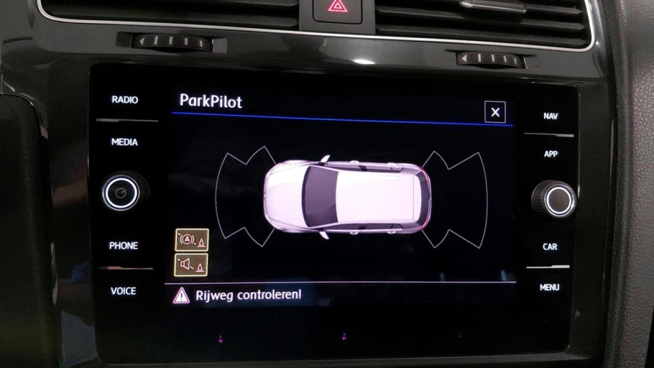 Volkswagen e-Golf E-DITION | 49.000 KM! | LED | Parkeersensoren | Navigatie |