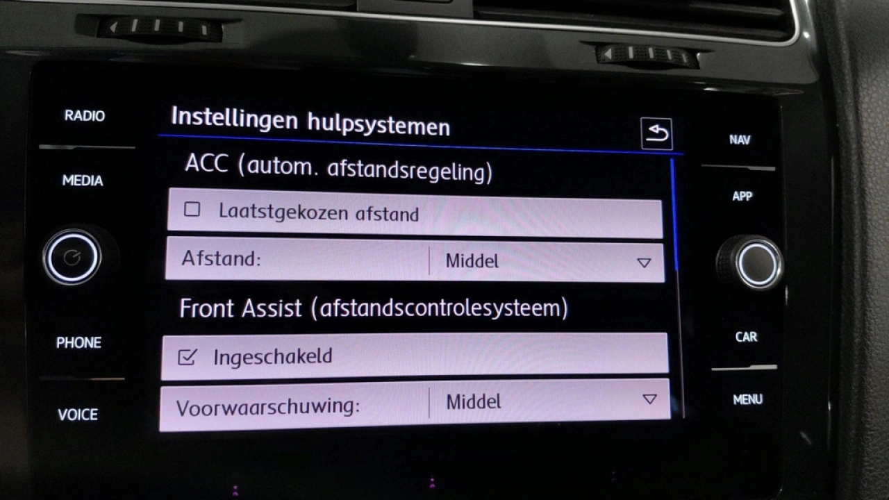 Volkswagen e-Golf E-DITION | 49.000 KM! | LED | Parkeersensoren | Navigatie |