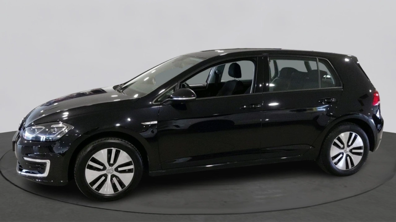 Volkswagen e-Golf E-DITION | 49.000 KM! | LED | Parkeersensoren | Navigatie |