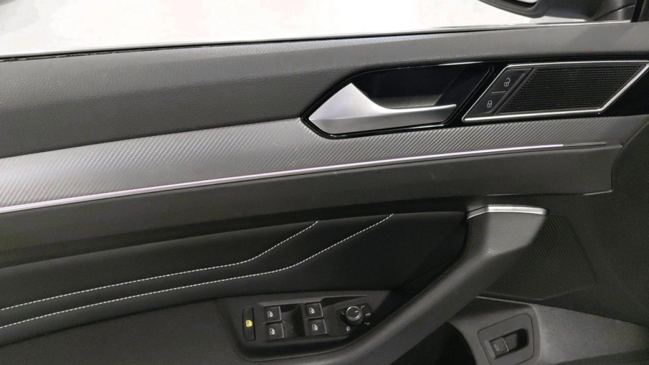 Volkswagen Passat Variant 1.5 TSI R-Line Business | Leder | Panoramadak | Trekhaak |