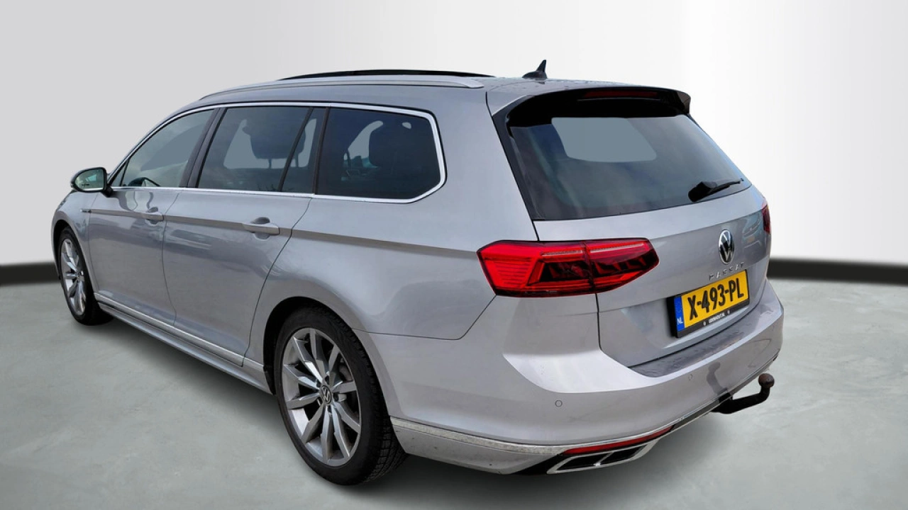 Volkswagen Passat Variant 1.5 TSI R-Line Business | Leder | Panoramadak | Trekhaak | VERWACHT |