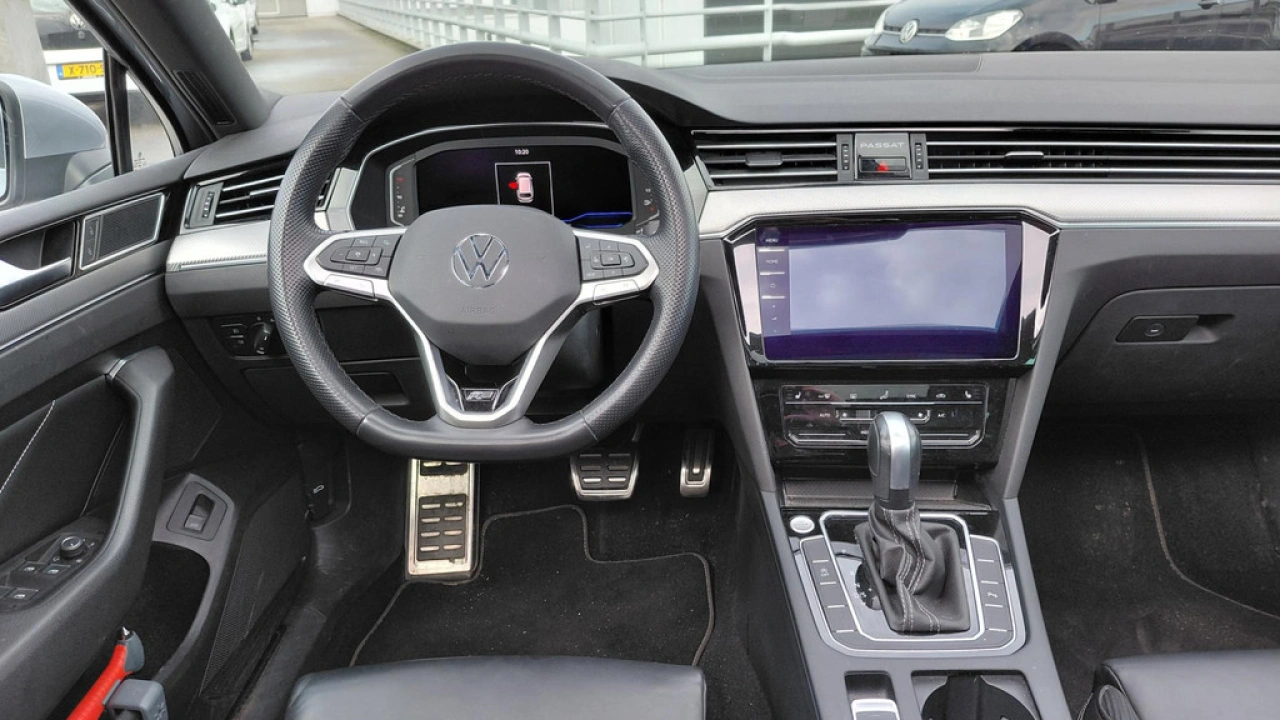 Volkswagen Passat Variant 1.5 TSI R-Line Business | Leder | Panoramadak | Trekhaak | VERWACHT |