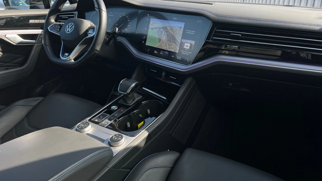 Volkswagen Touareg R 3.0 TSI 462pk 4MOTION Panoramadak Luchtvering Trekhaak