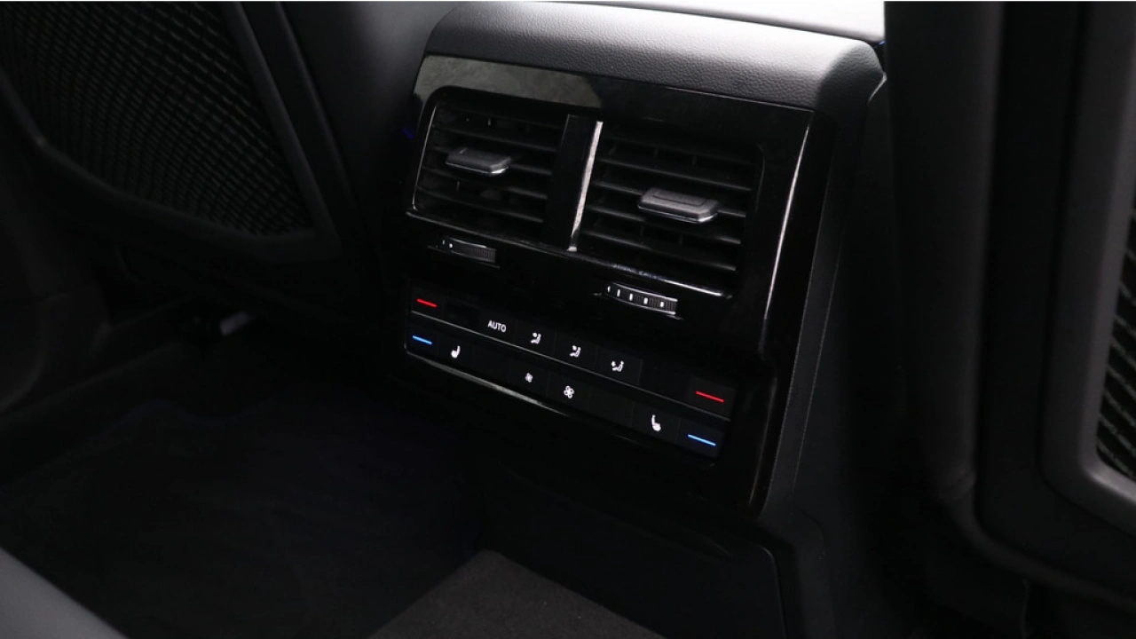 Volkswagen Touareg R 3.0 TSI 462pk 4MOTION Panoramadak Luchtvering Trekhaak