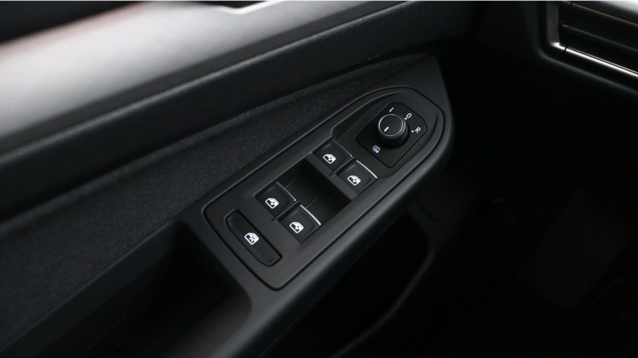 Volkswagen Golf 1.0 eTSI 110pk DSG Life Navigatie Stoel verwarming