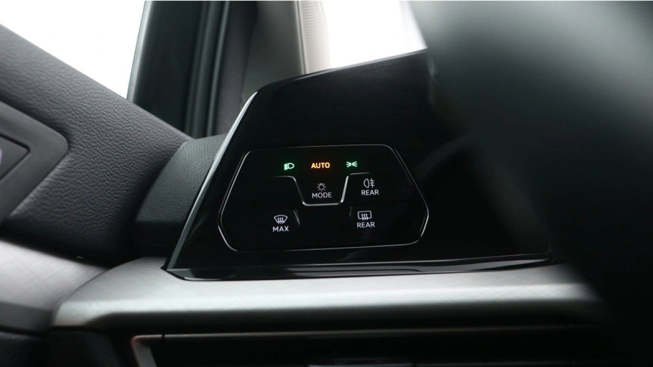 Volkswagen Golf 1.0 eTSI 110pk DSG Life Navigatie Stoel verwarming