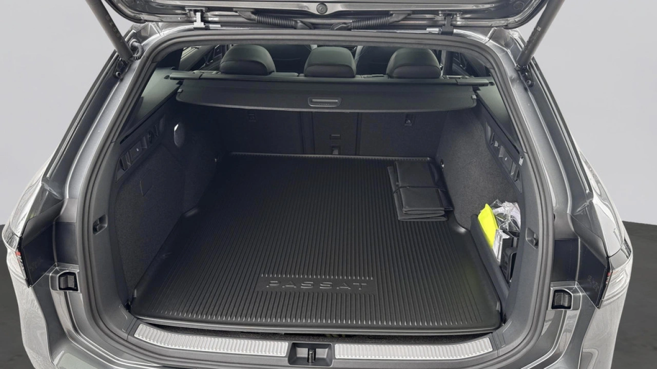 Volkswagen Passat Variant 1.5 eHybrid R-Line Edition 200kw / 272 PK / Trekhaak Demonstratiemodel