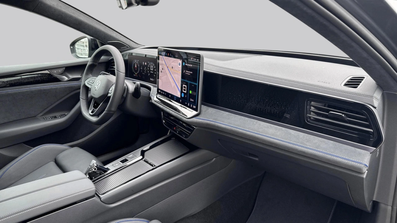 Volkswagen Passat Variant 1.5 eHybrid R-Line Edition 200kw / 272 PK / Trekhaak Demonstratiemodel