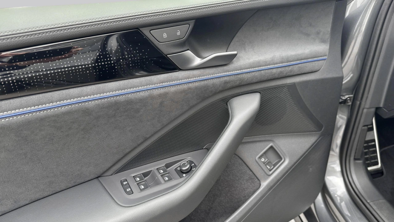 Volkswagen Passat Variant 1.5 eHybrid R-Line Edition 200kw / 272 PK / Trekhaak Demonstratiemodel