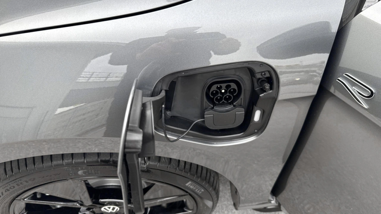 Volkswagen Passat Variant 1.5 eHybrid R-Line Edition 200kw / 272 PK / Trekhaak Demonstratiemodel