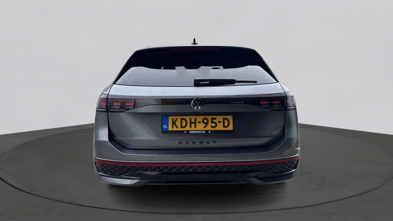 Volkswagen Passat Variant 1.5 eHybrid R-Line Edition 200kw / 272 PK / Trekhaak Demonstratiemodel