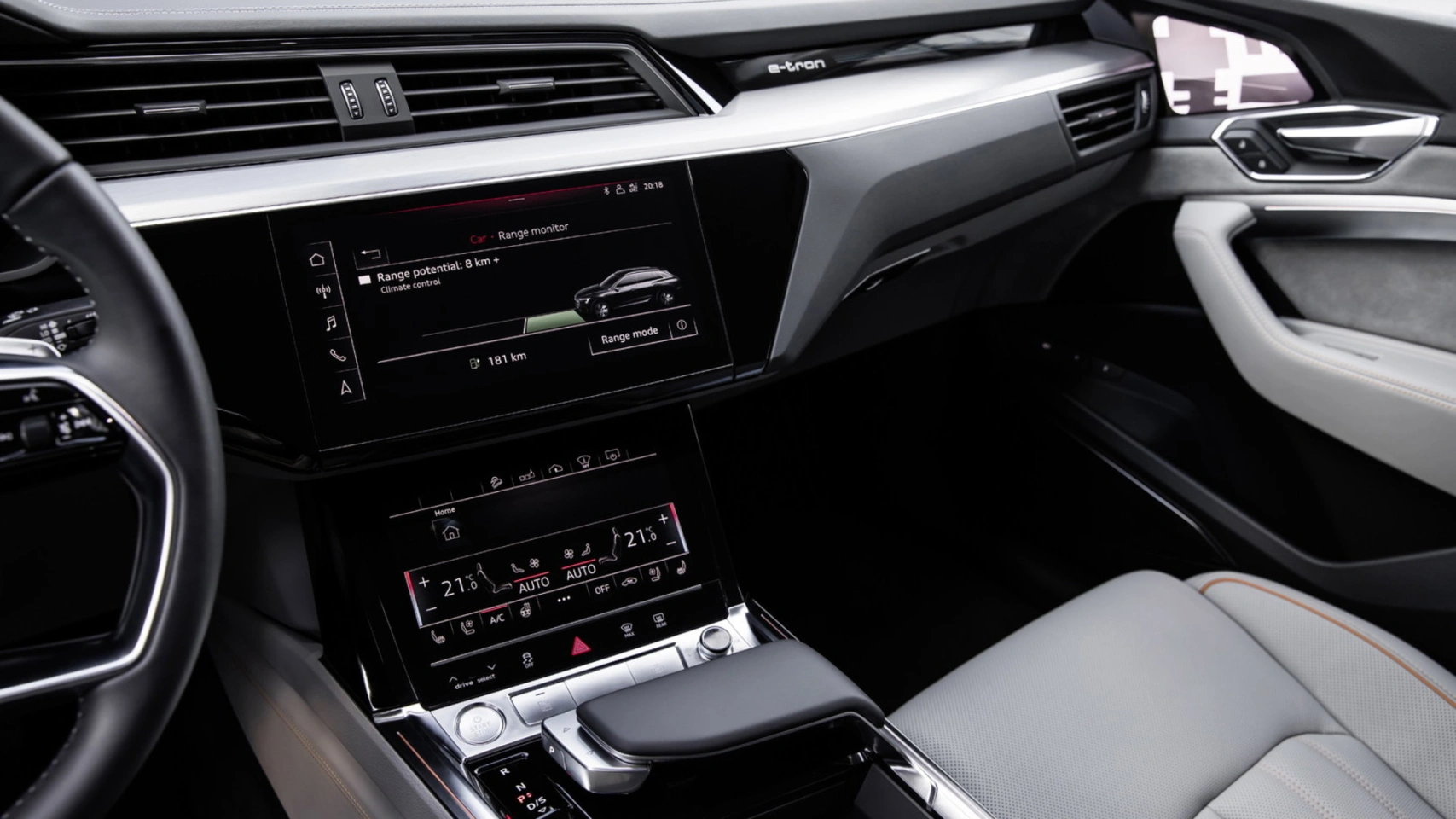 Net als andere Audi’s is de e-tron uitgerust met het MMI touch-systeem. Dat wordt aangestuurd via twee hoge-resolutieschermen die vrijwel alle conventionele knoppen en schakelaars vervangen