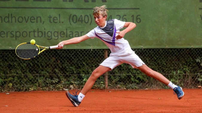 Autobedrijf Van den Udenhout sponsort professioneel tennistalent Pepijn Bastiaansen