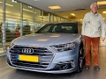 Oude liefde roest niet: 90-jarige klant neemt nieuwe Audi A8 Limousine in ontvangst bij Van den Udenhout