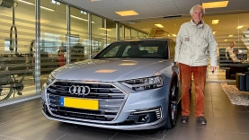 Oude liefde roest niet: 90-jarige klant neemt nieuwe Audi A8 Limousine in ontvangst bij Van den Udenhout