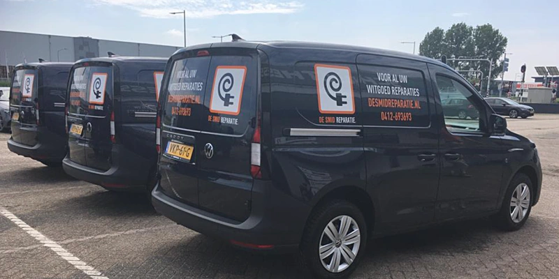 Autobedrijf Van den Udenhout levert twintig nieuwe Volkswagen Caddy Cargo bedrijfswagens aan De Smid Reparatie in Oss