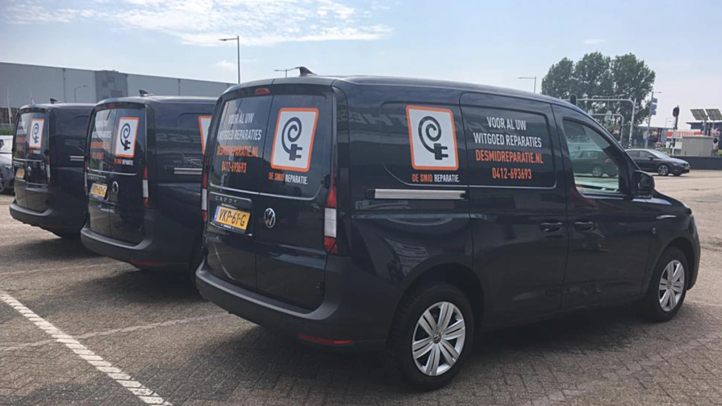 Autobedrijf Van den Udenhout levert twintig nieuwe Volkswagen Caddy Cargo bedrijfswagens aan De Smid Reparatie in Oss