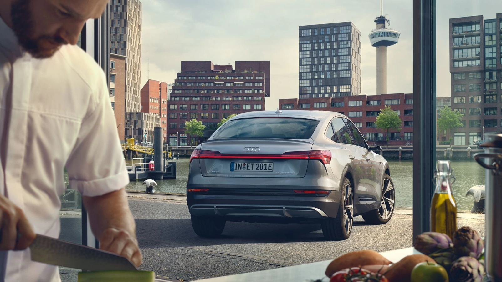 De nieuwe Audi e-tron Sportback is zowel sportief als elegant. Onderaan de portieren is visueel inzichtelijk gemaakt waar het accupakket is te vinden. Bovendien maakt dit vormgevingselement de auto optisch lager