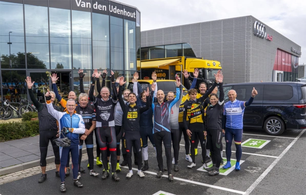 Kersvers wielerkampioen Milan Vader koerst met Van den Udenhout