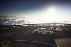 Elektrische Volkswagen ID. R in actie op Oostenrijks ijsmeer