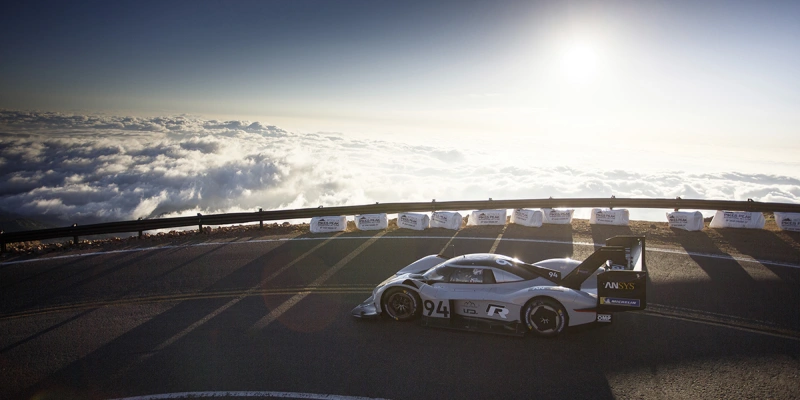 Elektrische Volkswagen ID. R in actie op Oostenrijks ijsmeer