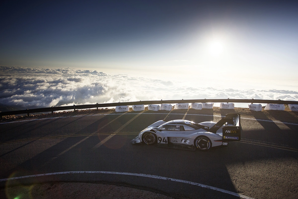Elektrische Volkswagen ID. R in actie op Oostenrijks ijsmeer