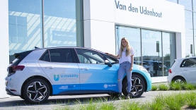 Top-hockeyster Maartje Krekelaar ambassadrice van U.mobility deelauto concept van Autobedrijf Van den Udenhout
