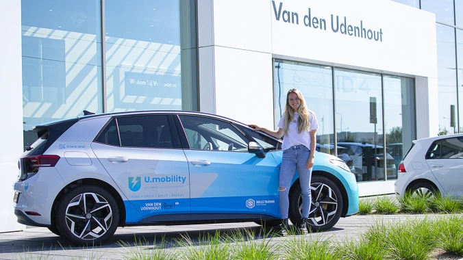 Top-hockeyster Maartje Krekelaar ambassadrice van U.mobility deelauto concept van Autobedrijf Van den Udenhout