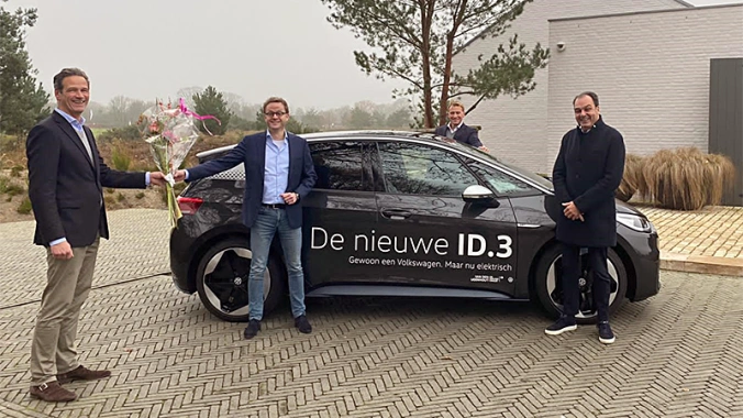 Duizendste elektrische auto van Autobedrijf Van den Udenhout voor Opportunity Partners B.V. in Cromvoirt