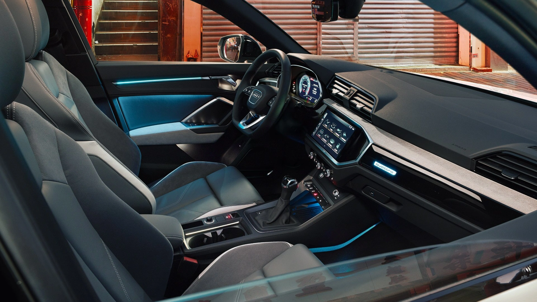  bepaalt zelf de aankleding en uitstraling van het interieur. De afgebeelde Audi Q3 Sportback heeft het optionele design selection-interieur. Daartoe behoren onder meer sportstoelen voorin, multicolour contour en ambient light en hoogwaardige interieurpanelen