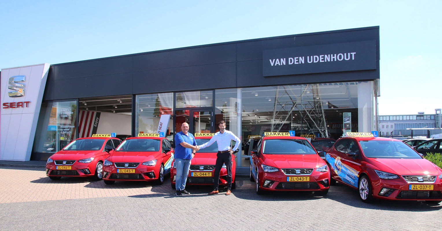 Van den Udenhout Business Center charmeert rijschool uit Vlijmen met felrode SEAT