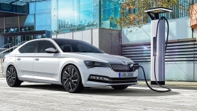 Vernieuwde ŠKODA SUPERB krijgt een stekker