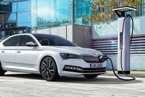 Vernieuwde ŠKODA SUPERB krijgt een stekker