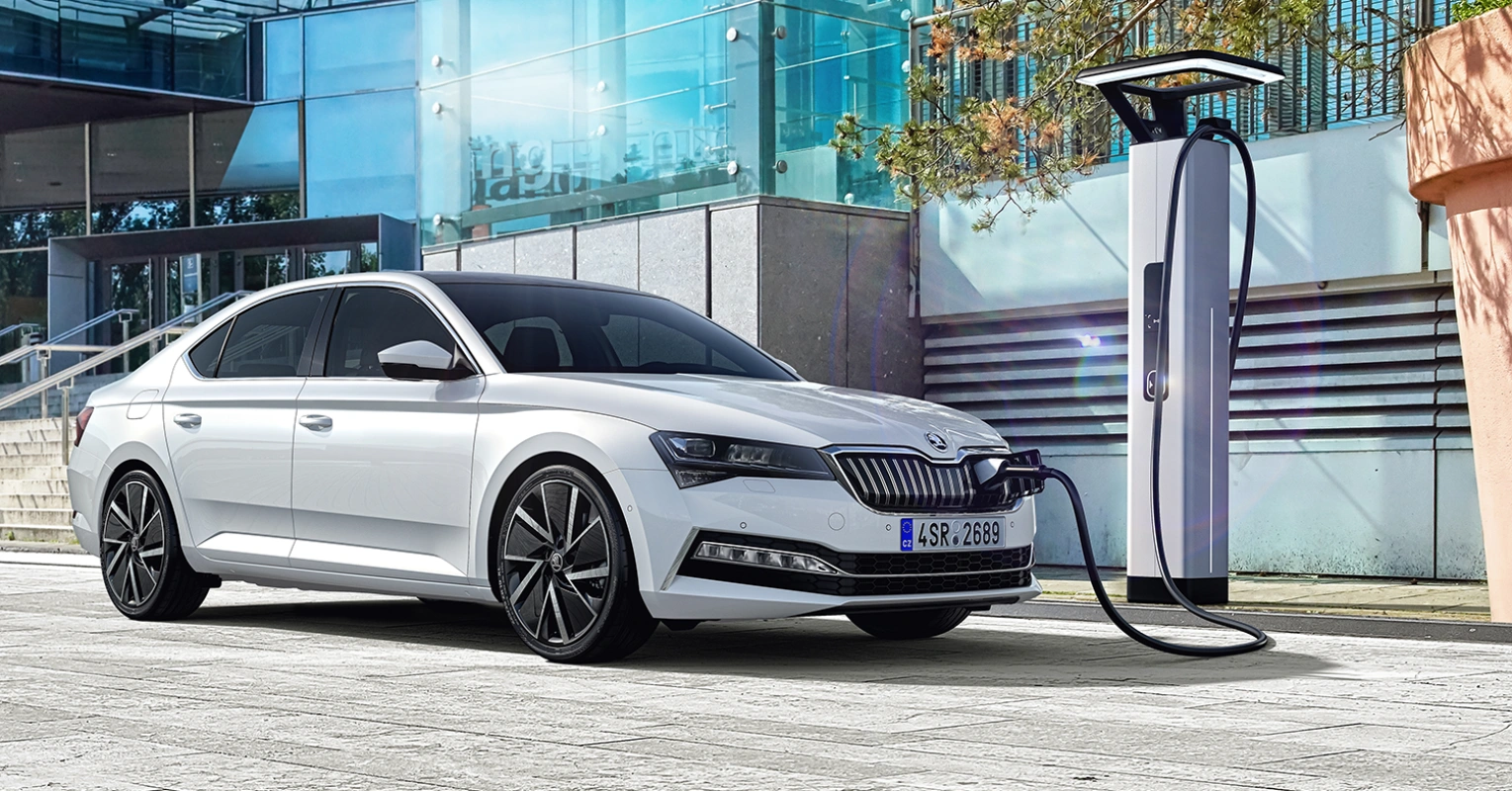 Vernieuwde ŠKODA SUPERB krijgt een stekker