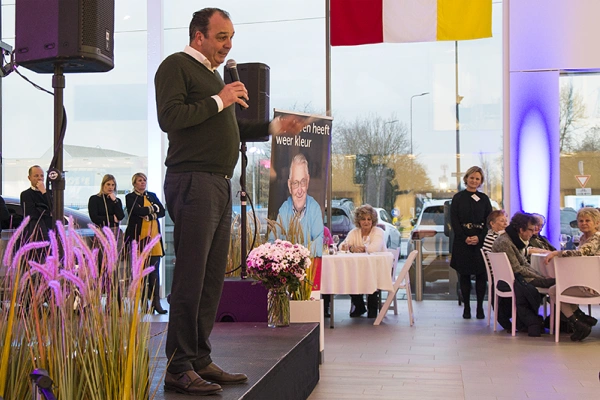 Kurt Verhees, directeur Van den Udenhout, spreek de eenzame ouderen toe