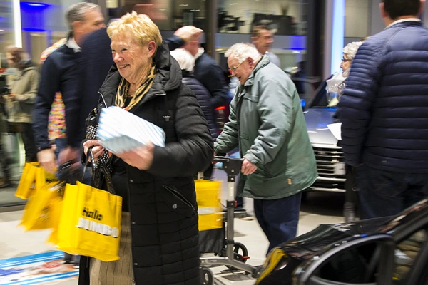 Collega's van Van den Udenhout brengen alle ouderen weer netjes thuis