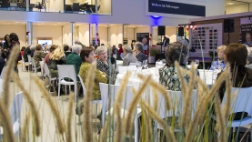 Autobedrijf Van den Udenhout bezorgt honderd eenzame ouderen een onvergetelijke avond