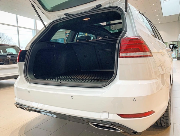 De extra ruime kofferbak van de Volkswagen Golf Variant